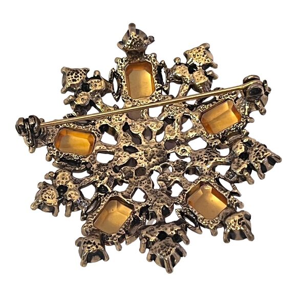 Vintage Pin Brooch Snowflake Design Gold Tone Crystals Ornate Classic Gift  6D - Picture 2 of 2